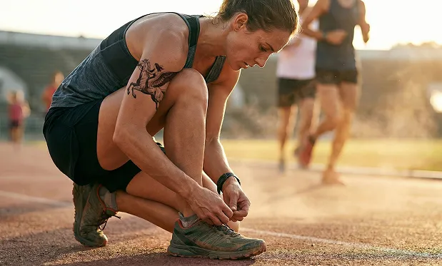 Fügen Sie das Tattoo-Design aus dem ersten Bild auf den Oberarm der Person im zweiten Foto ein.